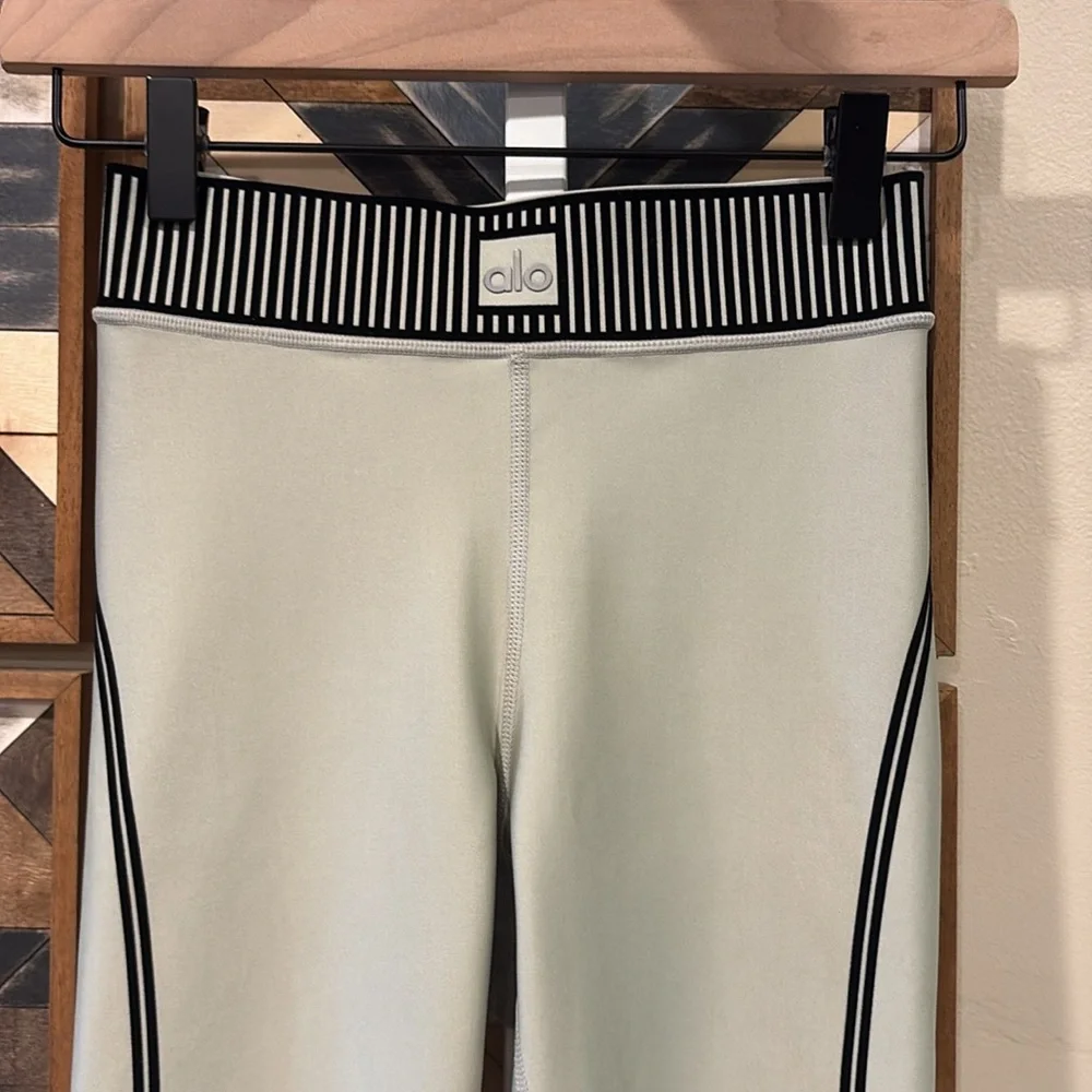 ALO Yoga Olive Green High-Waist Leggings with Black Trim